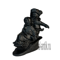 Скульптура-миниатюра «ДЕТИ НА САНКАХ», 2024 года выпуска, скульптора Ю.П. Косарева. Каслинское литье. Материал чугун. 