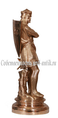 Скульптура "Кольчужник с секирой (Рыцарь в доспехах с секирою и щитом за спиною)". Благородная бронза с патиной.