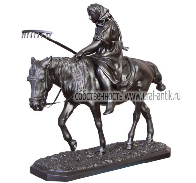 Скульптура "Крестьянка с граблями на лошади"