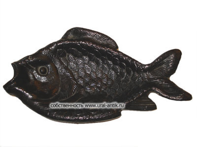 Пепельница, с рельефным изображением рыбки  «КАРАСЬ», 2001 года выпуска. Каслинское литье.