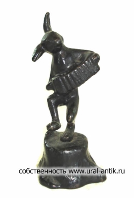 Скульптура-миниатюра "ЗАЯЦ-ГАРМОНИСТ", 1980-е года выпуска. Каслинское литье.