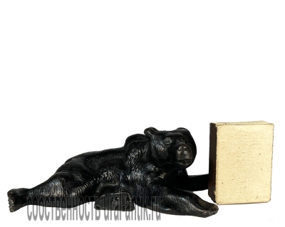 Антикварная скульптура-миниатюра настольная кабинетная «МЕДВЕДИЦА ЛЕЖАЩАЯ (пресс-папье)» 1963 года выпуска. Каслинское литье. Материал чугун.