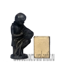 Антикварная скульптура-миниатюра девочки «ВЫШИВАЛЬЩИЦА» 1963 года выпуска. Коллекционное каслинское литье. Материал чугун.
