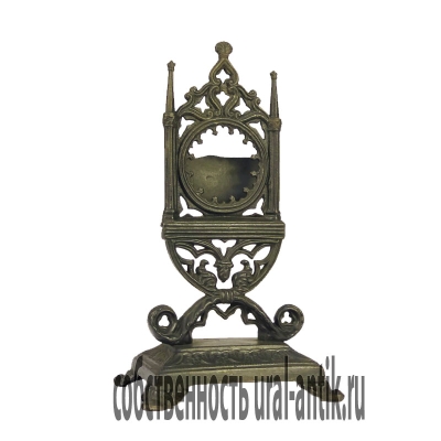 Антикварный кабинетный подчасник с готическими колоннами, 1938-1939 годов выпуска.  Каслинское литье. Довоенный период тиражирования. 