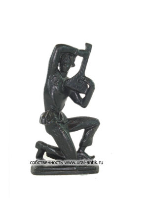 Кабинетная скульптура- миниатюра «Скоморох-балалаечник», 1979 года выпуска. Каслинское литье. 